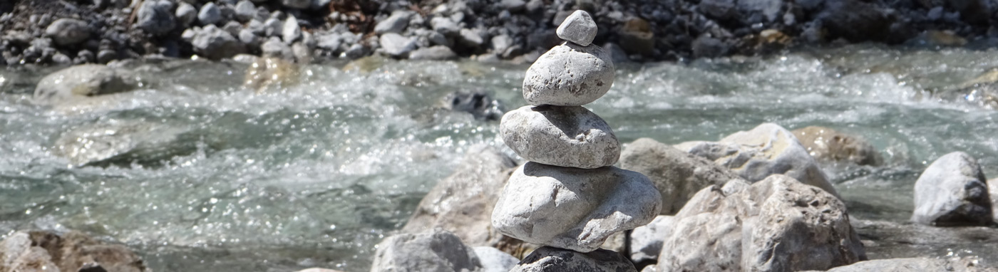 Fluß mit Steinmännchen